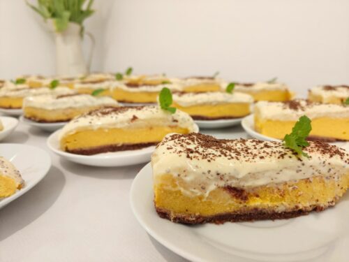 Tarta ananasowa bez rafinowanego cukru, mleka, śmietany i jajek